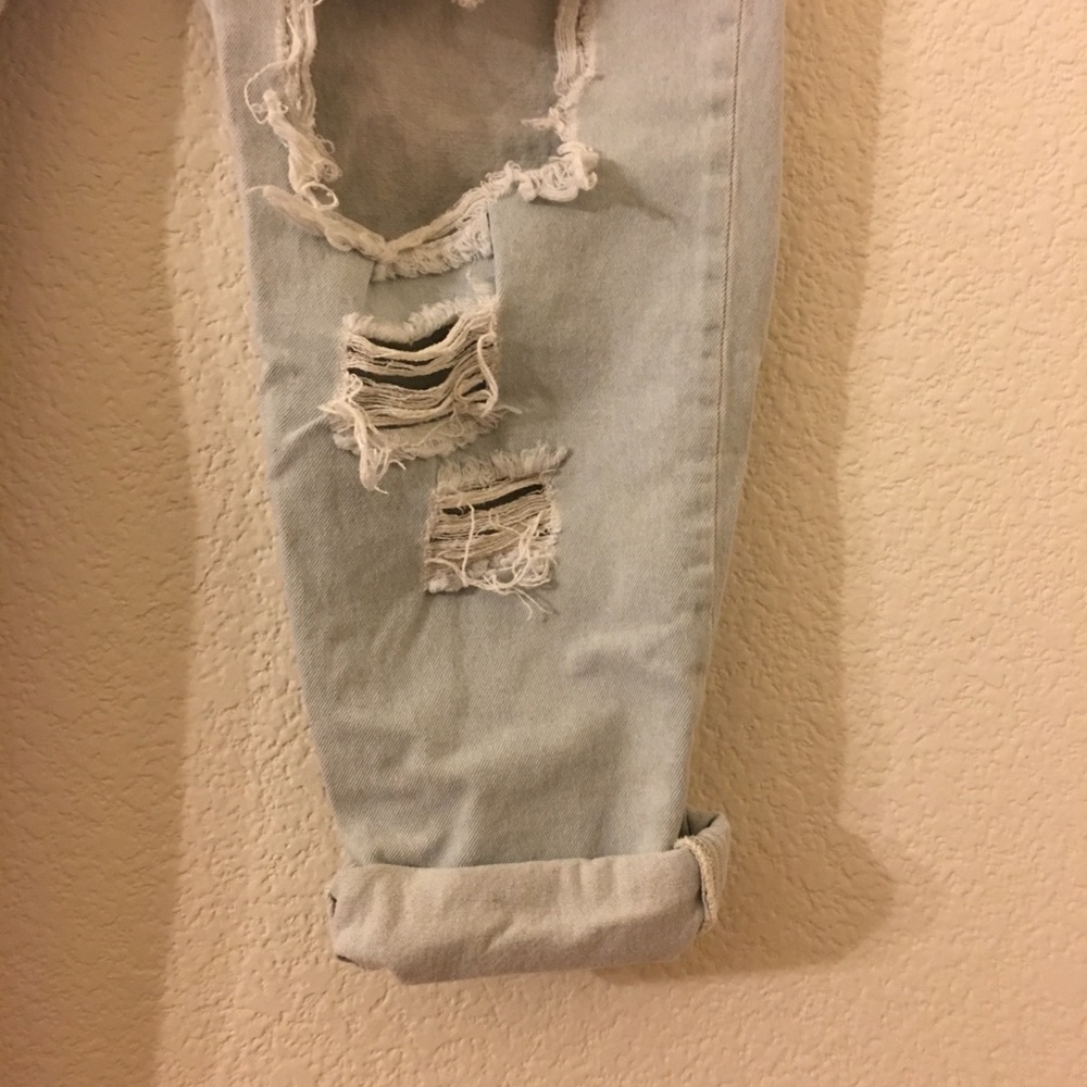 FOREVER 21 DESTROYED JEANS